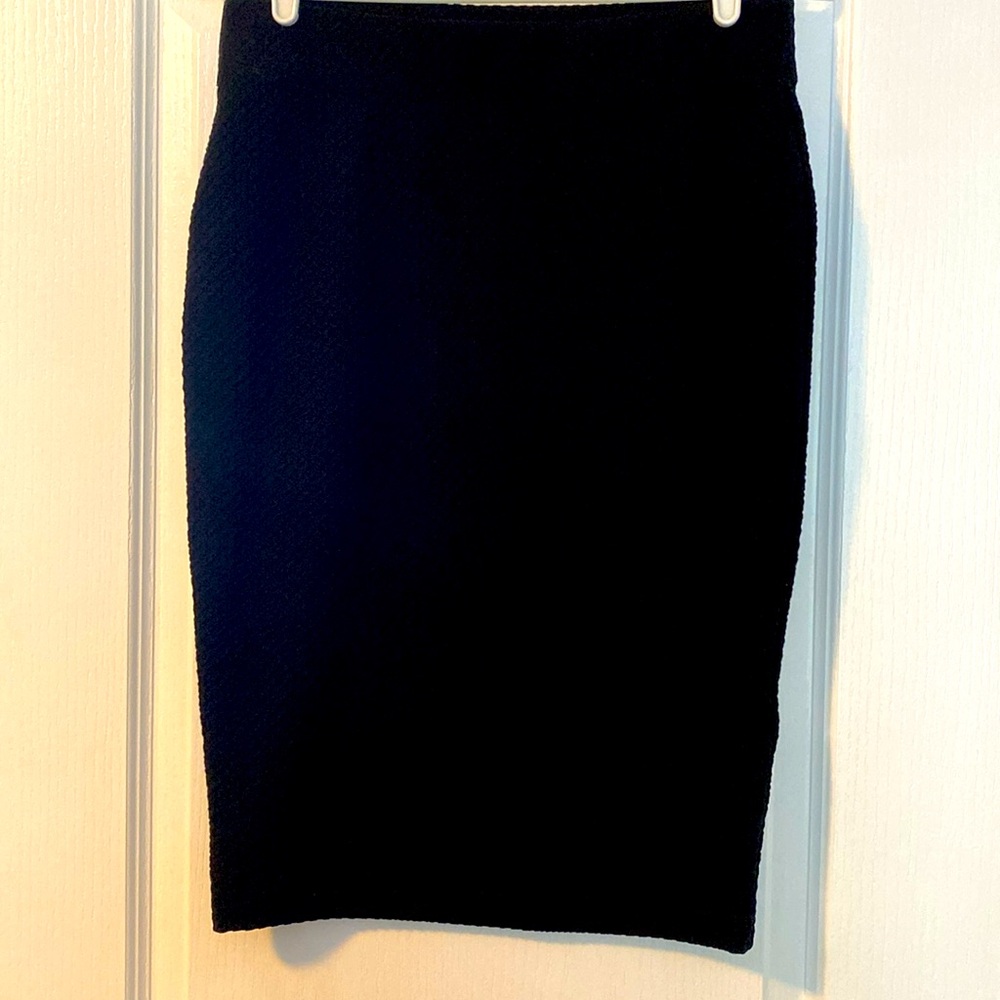 Banana Republic NWOT skirt. Form fitting. No pockets. No slit. Size 6. Black.